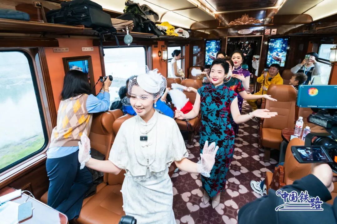 首次载客运行！12306可购票！旅客：上车像穿越，想不想体验一下？