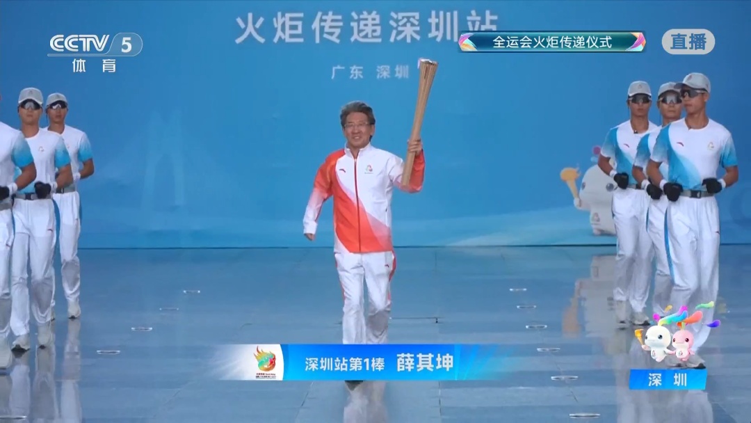 在深圳，机器人当上火炬手了！