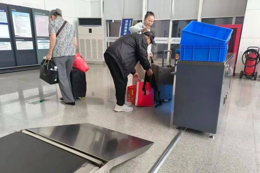 高铁站安检仪扫出好多毛茸茸的物体……