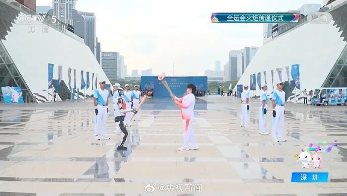 在深圳，机器人当上火炬手了！