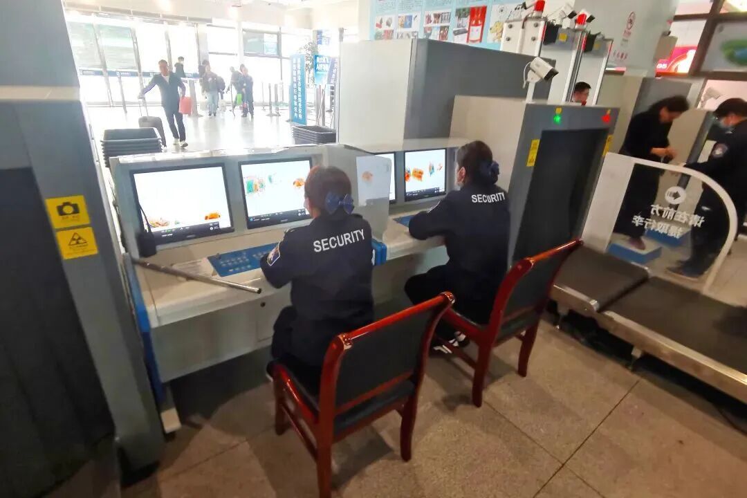 高铁站安检仪扫出好多毛茸茸的物体……