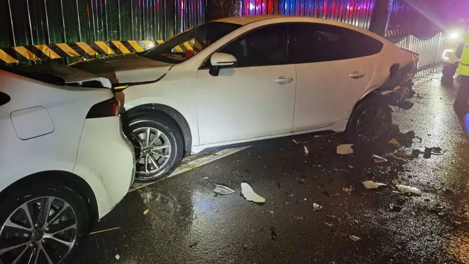 北京雨夜，一司机多次逆向车道超车，撞了两辆车后居然爬进车底…