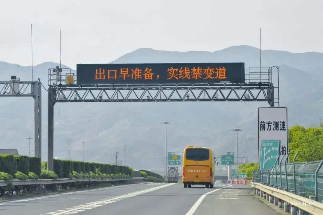 离谱！高速上停车，多辆车被逼停