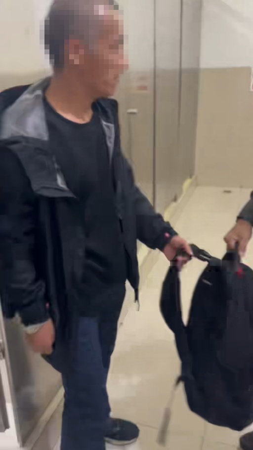 地铁厕所门紧闭藏玄机！民警一查，竟是偷完包酣睡的嫌疑人