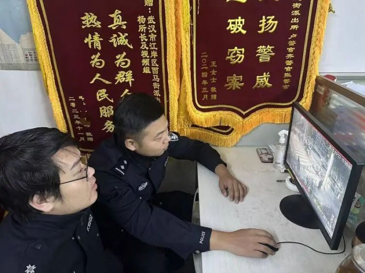 地铁厕所门紧闭藏玄机！民警一查，竟是偷完包酣睡的嫌疑人