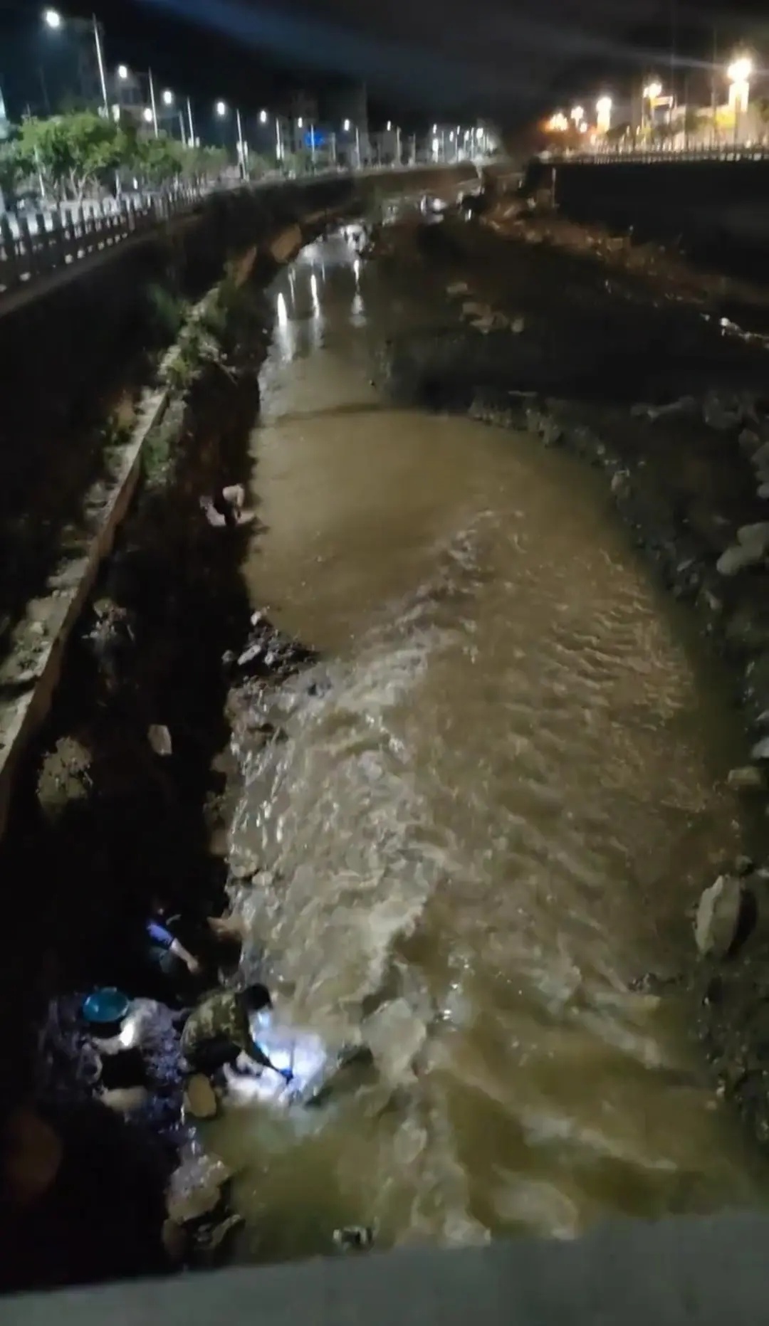 金价爆了！一地河道突现多人冒险淘金，“有人一盆就出了5克多”！当地紧急回应