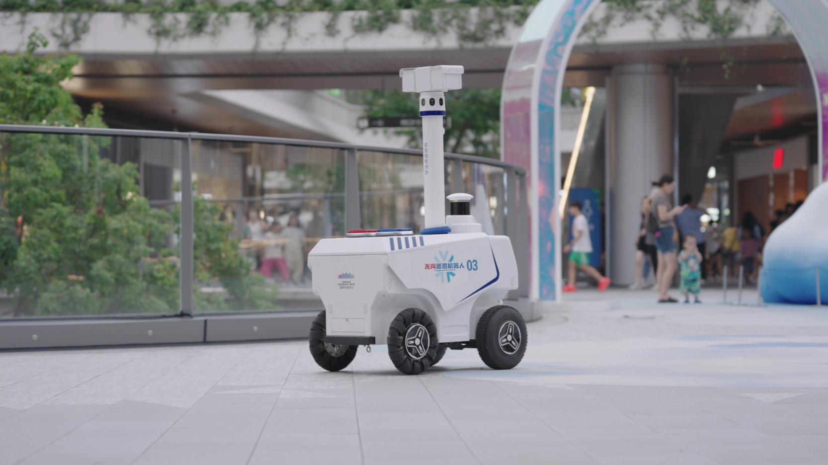 深圳:多型机器人助力“十五运会”安保 深圳:多型机器人助力“十五运会”安保