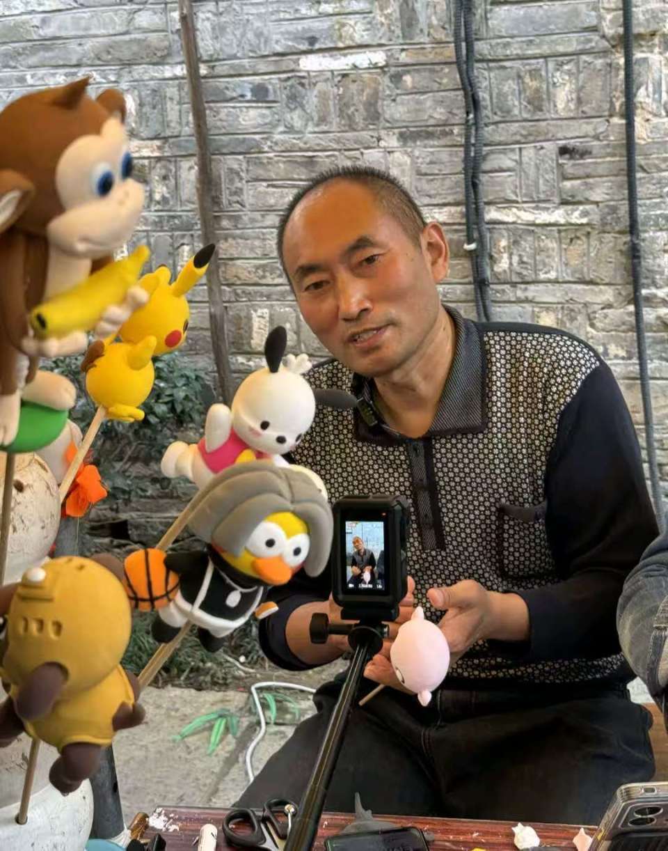 拉布布、豌豆射手……安徽一捏面人大叔走红，景区：早上7点出摊就要排队，需凭号购买