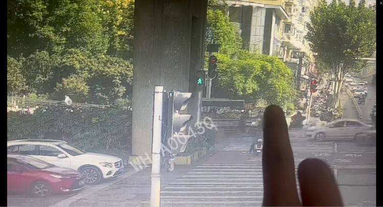 地铁厕所门紧闭藏玄机！民警一查，竟是偷完包酣睡的嫌疑人