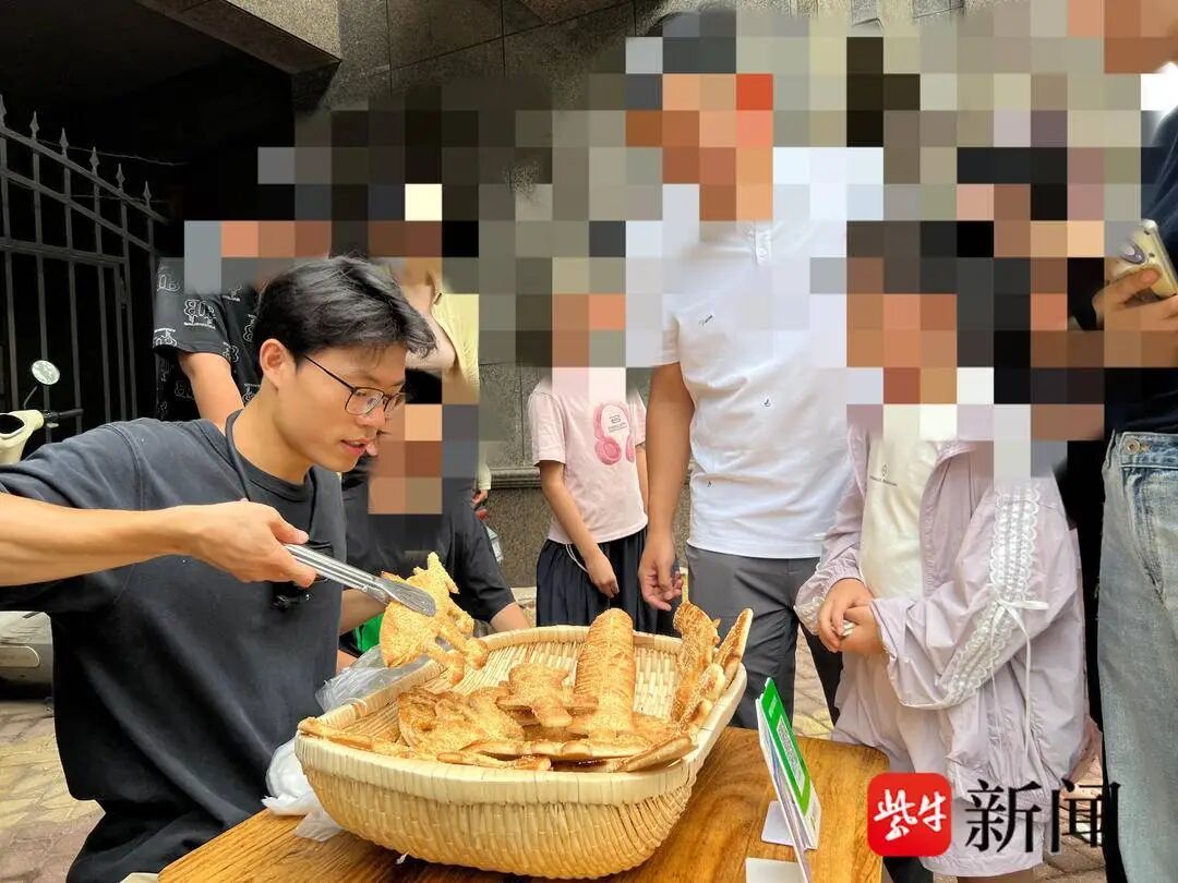 河南小伙硕士毕业摆摊卖创意烧饼,小学生疯狂抢购!有人质疑浪费高学历,本人回应 河南小伙硕士毕业摆摊卖创意烧饼,小学生疯狂抢购!有人质疑浪费高学历,本人回应