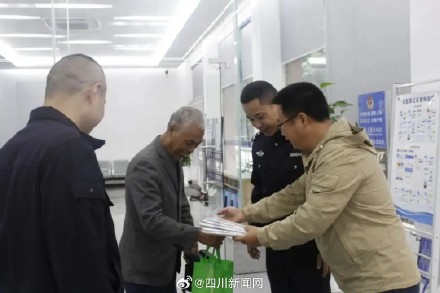 太暖心!遂宁老人耗时一年纳三十多双鞋垫赠民警 太暖心!遂宁老人耗时一年纳三十多双鞋垫赠民警