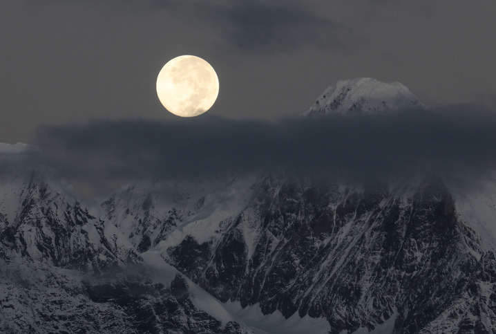 今年“个头”最大的“超级月亮”即将“上线” 今年“个头”最大的“超级月亮”即将“上线”