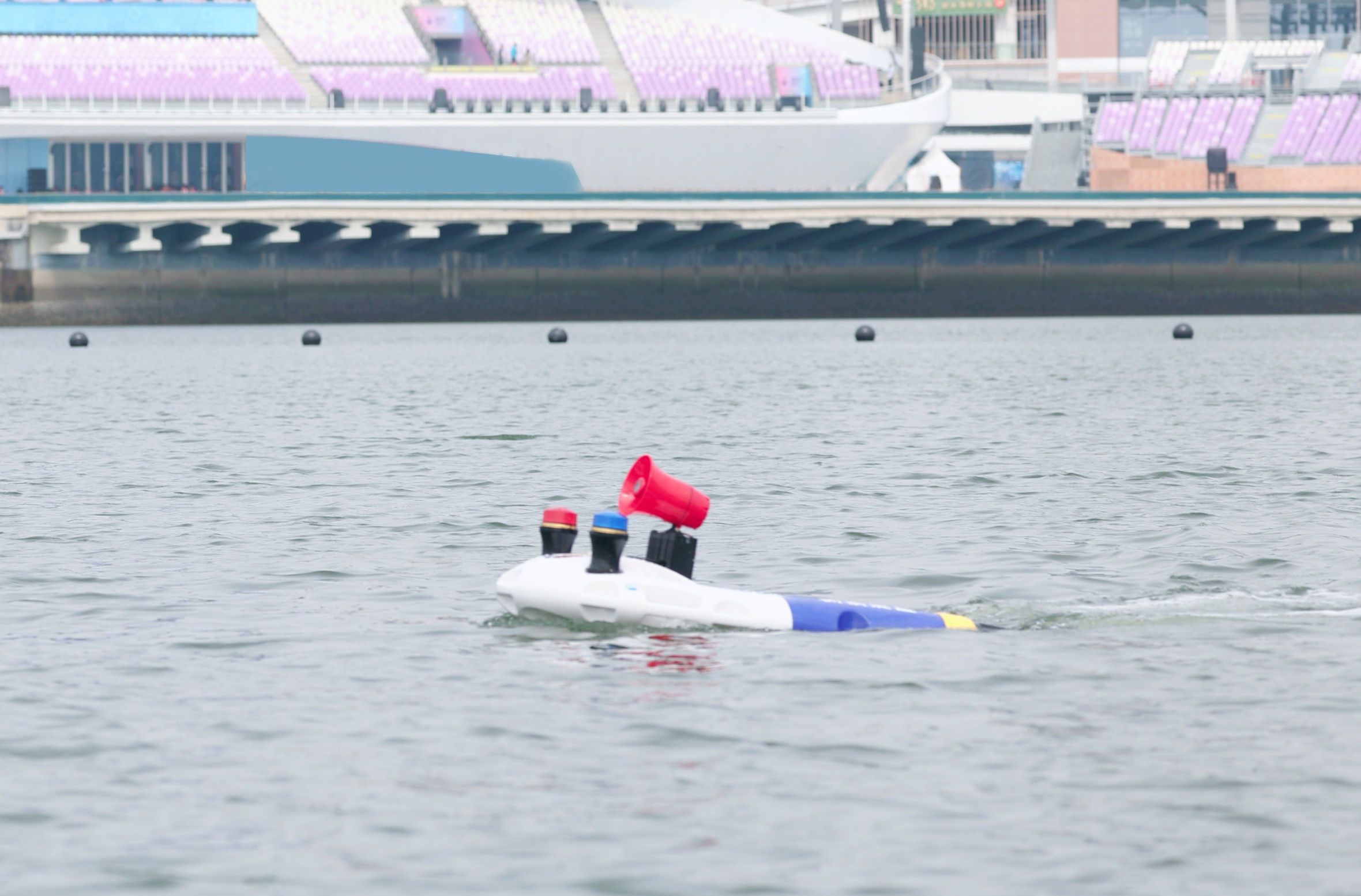 深圳:多型机器人助力“十五运会”安保 深圳:多型机器人助力“十五运会”安保