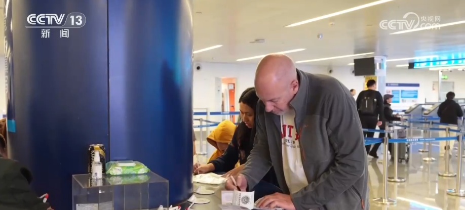 移民与出入境管理服务政策上“新” 涵盖人才跨境流动、过境、通关…… 移民与出入境管理服务政策上“新” 涵盖人才跨境流动、过境、通关……