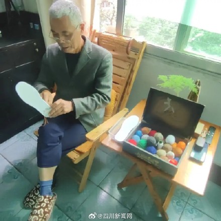 太暖心!遂宁老人耗时一年纳三十多双鞋垫赠民警 太暖心!遂宁老人耗时一年纳三十多双鞋垫赠民警