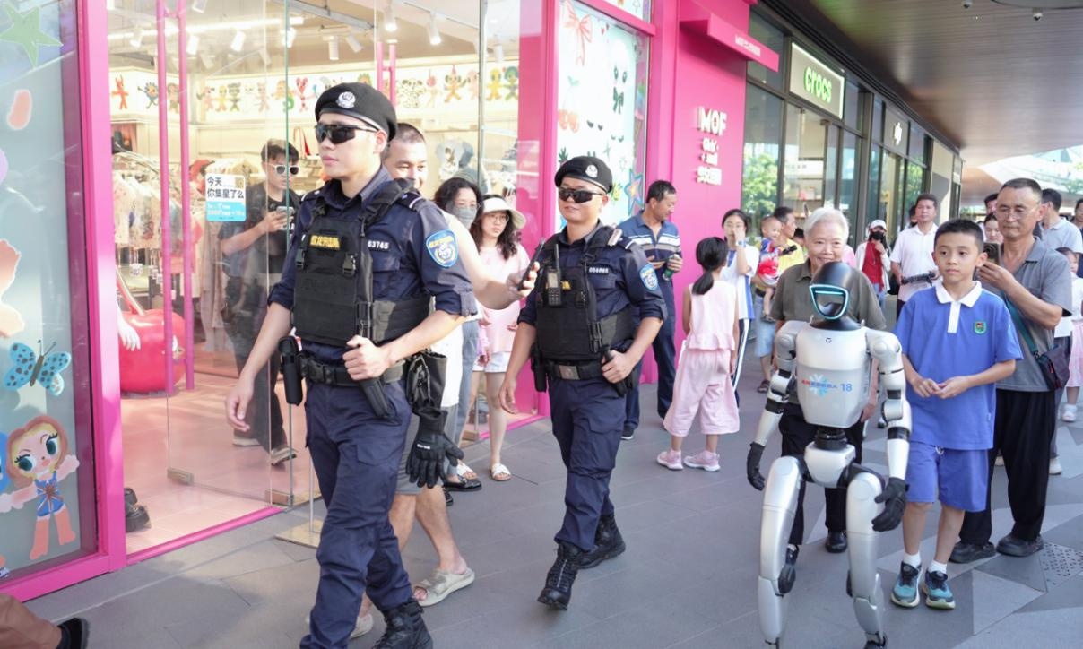 深圳:多型机器人助力“十五运会”安保 深圳:多型机器人助力“十五运会”安保