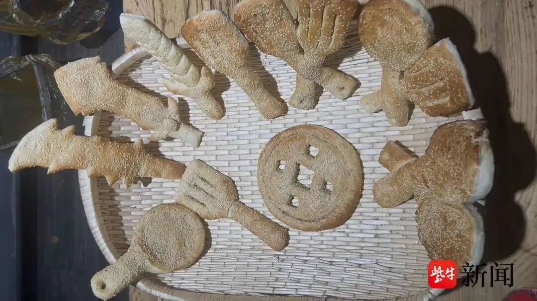 河南小伙硕士毕业摆摊卖创意烧饼,小学生疯狂抢购!有人质疑浪费高学历,本人回应 河南小伙硕士毕业摆摊卖创意烧饼,小学生疯狂抢购!有人质疑浪费高学历,本人回应