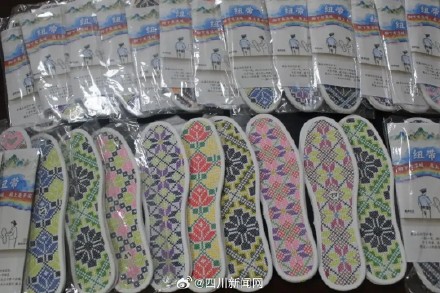 太暖心!遂宁老人耗时一年纳三十多双鞋垫赠民警 太暖心!遂宁老人耗时一年纳三十多双鞋垫赠民警