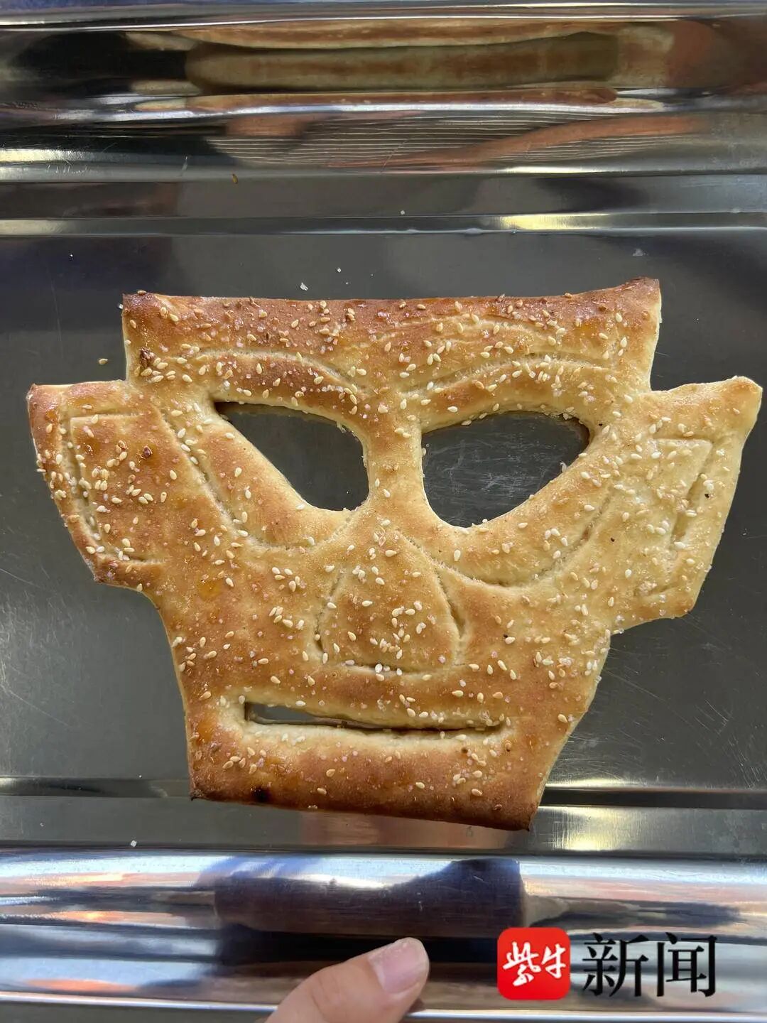 河南小伙硕士毕业摆摊卖创意烧饼,小学生疯狂抢购!有人质疑浪费高学历,本人回应 河南小伙硕士毕业摆摊卖创意烧饼,小学生疯狂抢购!有人质疑浪费高学历,本人回应