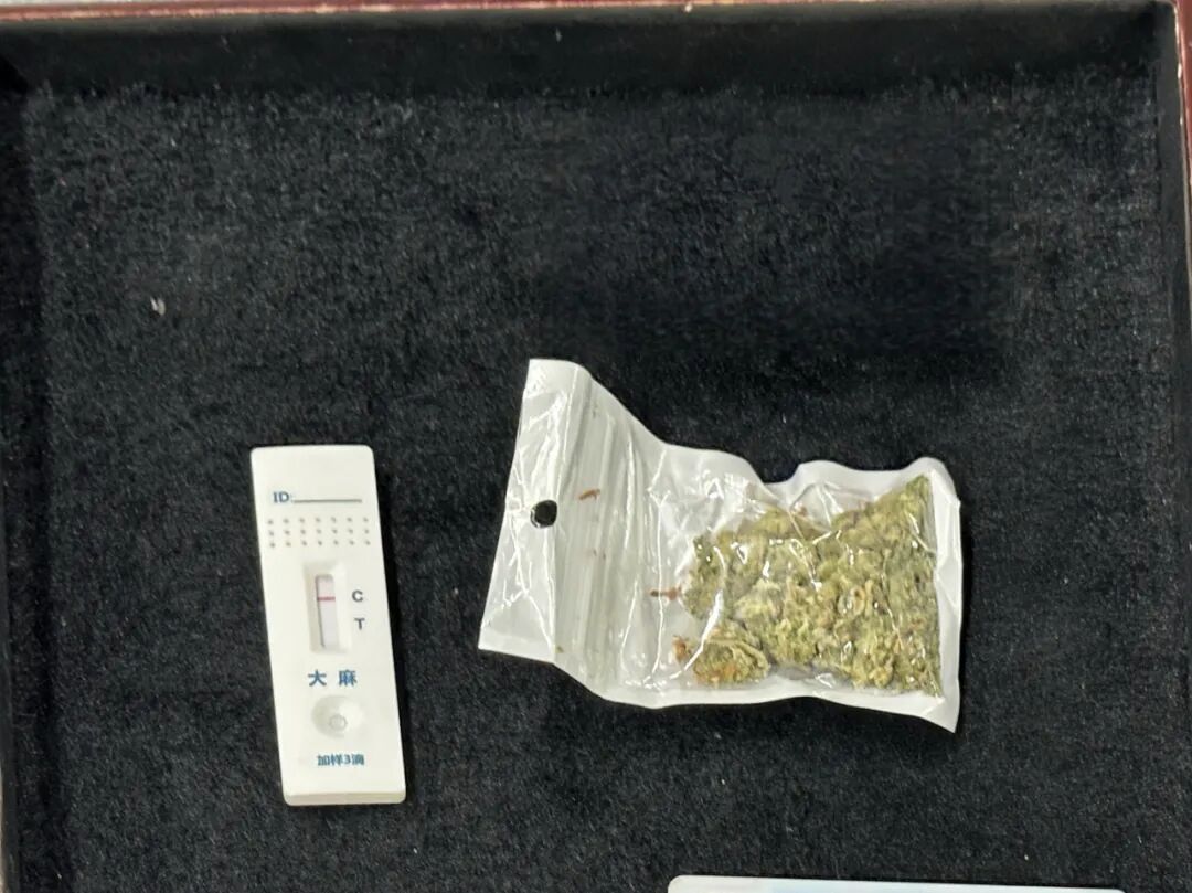 一男子步伐不对劲，且有异常气味，海关将其拦截！在其右脚袜子内发现了2.9克大麻