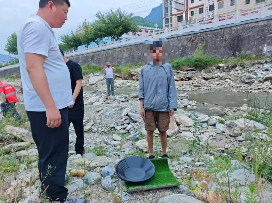 金价爆了！一地河道突现多人冒险淘金，“有人一盆就出了5克多”！当地紧急回应