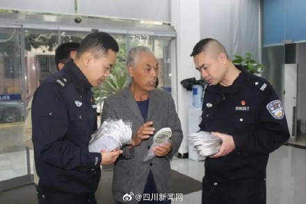 太暖心!遂宁老人耗时一年纳三十多双鞋垫赠民警 太暖心!遂宁老人耗时一年纳三十多双鞋垫赠民警