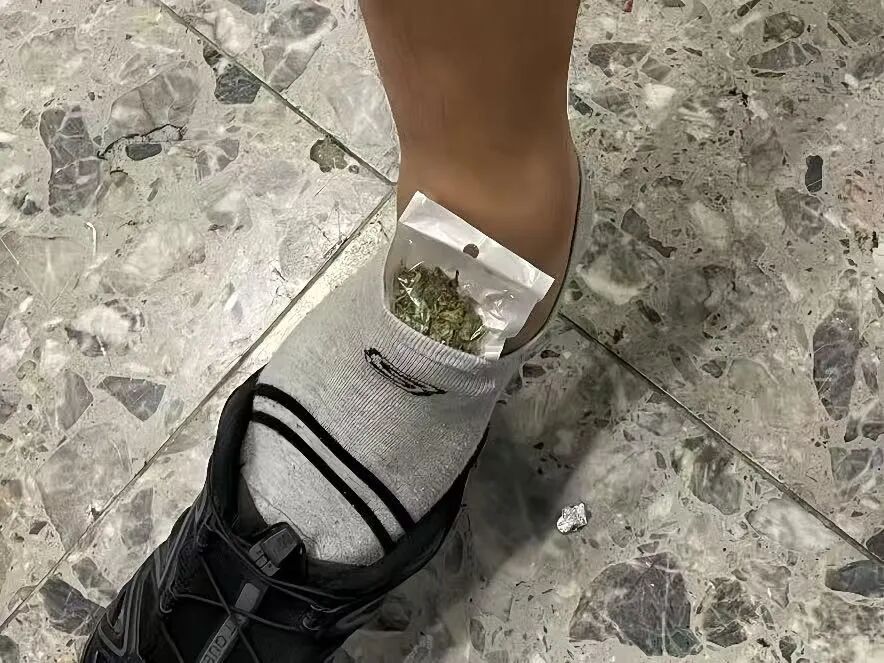 一男子步伐不对劲，且有异常气味，海关将其拦截！在其右脚袜子内发现了2.9克大麻