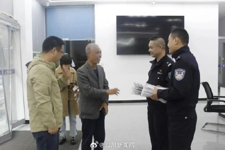 太暖心!遂宁老人耗时一年纳三十多双鞋垫赠民警 太暖心!遂宁老人耗时一年纳三十多双鞋垫赠民警