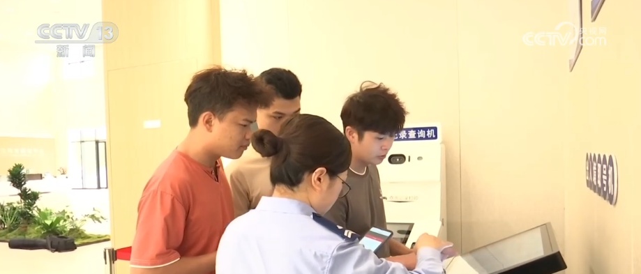 移民与出入境管理服务政策上“新” 涵盖人才跨境流动、过境、通关…… 移民与出入境管理服务政策上“新” 涵盖人才跨境流动、过境、通关……