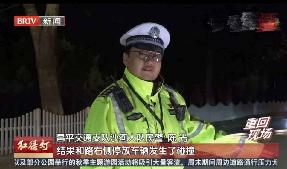 北京雨夜，一司机多次逆向车道超车，撞了两辆车后居然爬进车底…