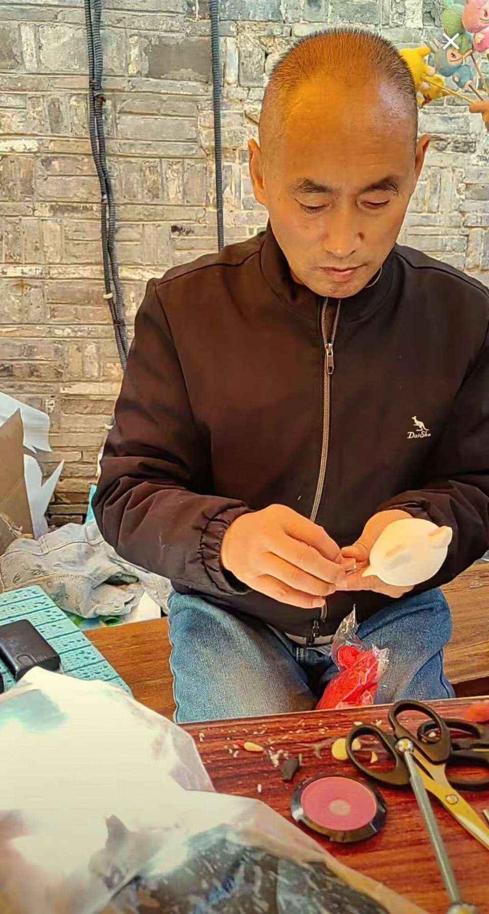 拉布布、豌豆射手……安徽一捏面人大叔走红，景区：早上7点出摊就要排队，需凭号购买