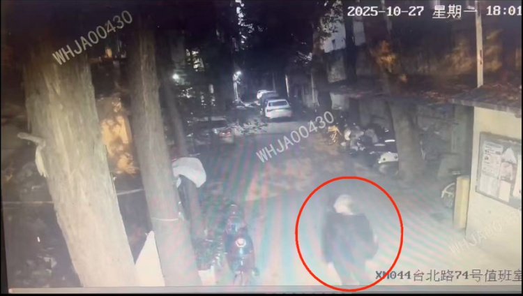 地铁厕所门紧闭藏玄机！民警一查，竟是偷完包酣睡的嫌疑人