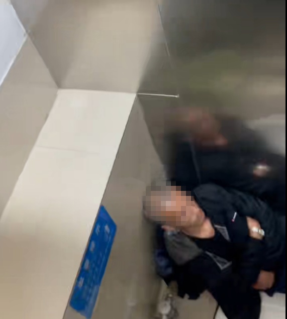 地铁厕所门紧闭藏玄机！民警一查，竟是偷完包酣睡的嫌疑人