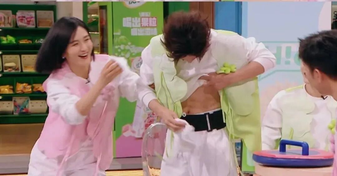 51岁何炅回应衰老焦虑:说我又近视又老花,我眼神好得很 51岁何炅回应衰老焦虑:说我又近视又老花,我眼神好得很