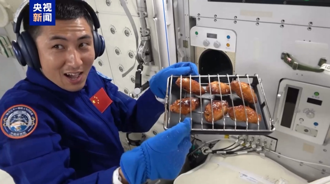 “宇宙级”吃播来了!太空烧烤,馋哭了 “宇宙级”吃播来了!太空烧烤,馋哭了