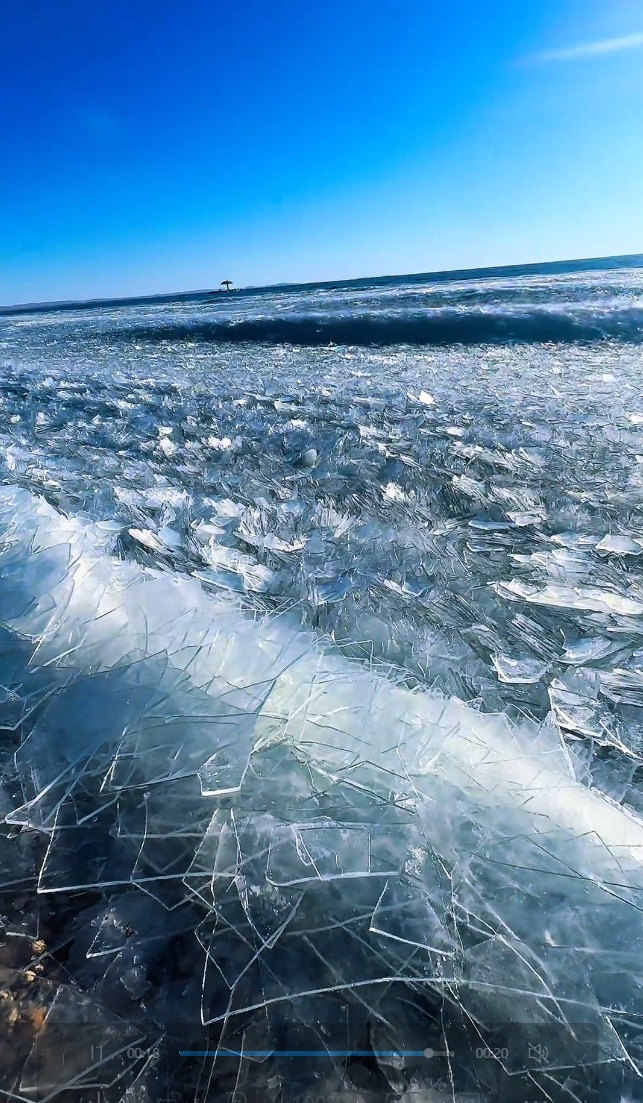 内蒙古第一大湖现“跑冰排”壮景：冰排相互簇拥如波涛般冲向岸边