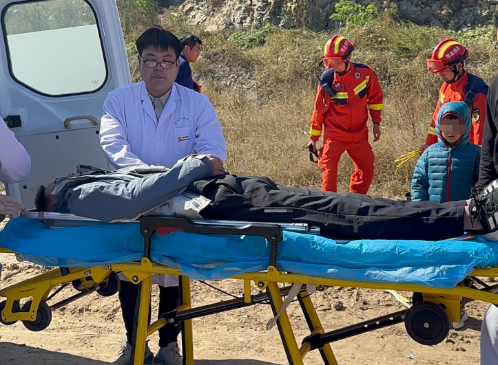 一家五口按AI推荐爬野山,不男子慎失足坠落受伤严重 一家五口按AI推荐爬野山,不男子慎失足坠落受伤严重