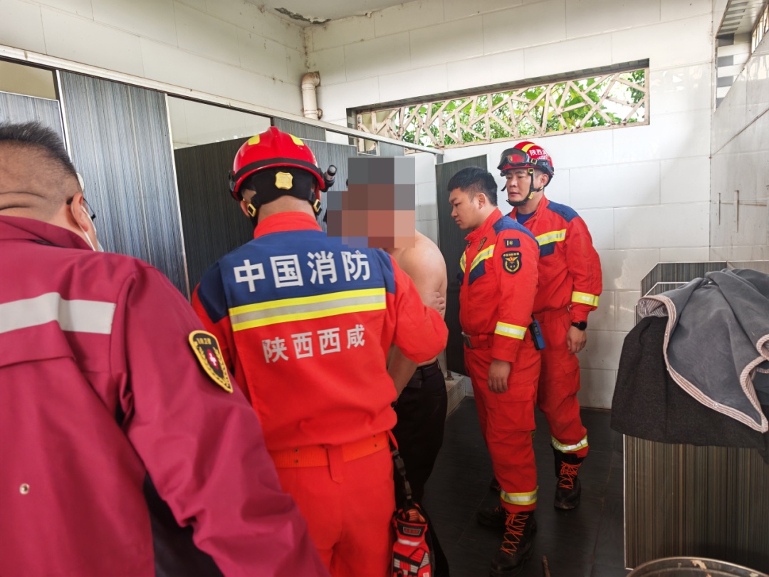 手机掉进厕所,男子伸手去捞,结果悲剧了 手机掉进厕所,男子伸手去捞,结果悲剧了