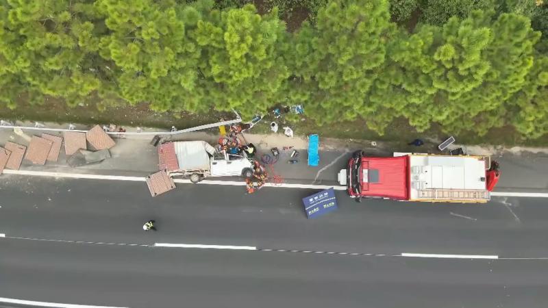 江西赣州：小型货车侧翻2人被困 救援人员暖心救助