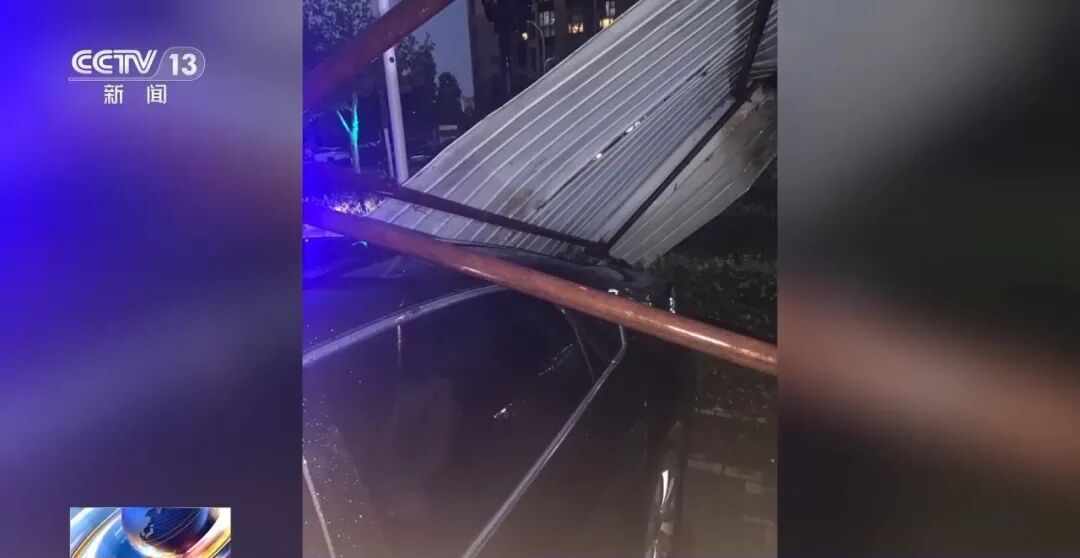 7级大风刮倒围挡砸坏车辆，责任谁来担？