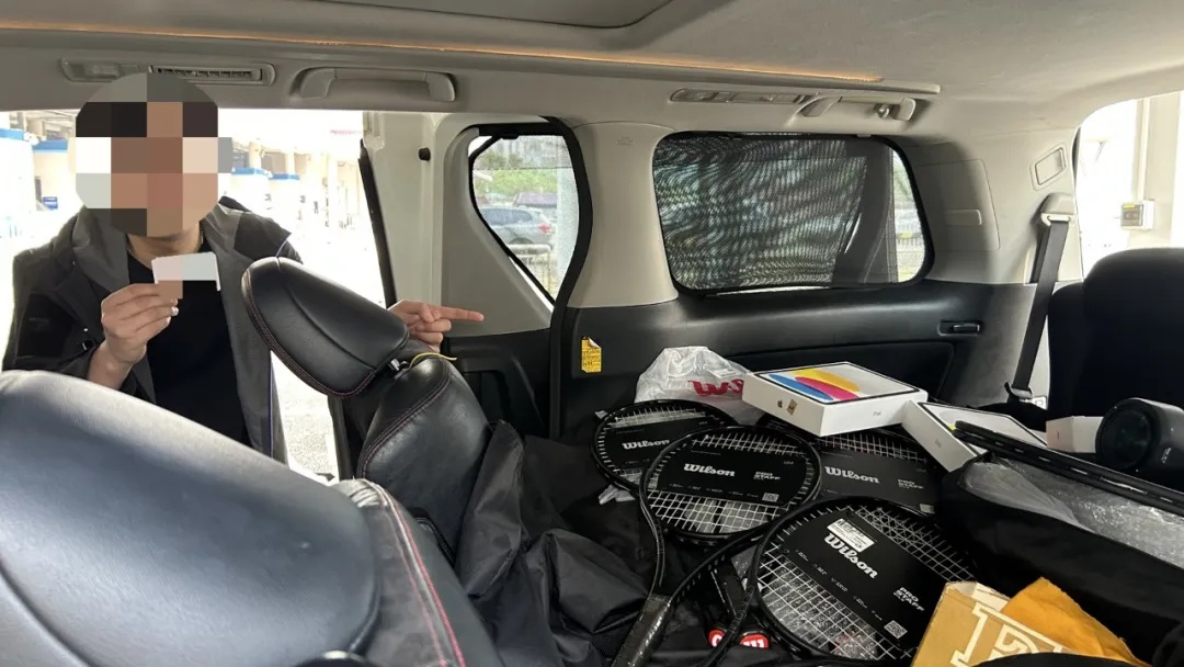 澳门司机利用跨境客车走私iPad40台、网球拍123个、相机11台、镜头7个等,被海关查获 澳门司机利用跨境客车走私iPad40台、网球拍123个、相机11台、镜头7个等,被海关查获