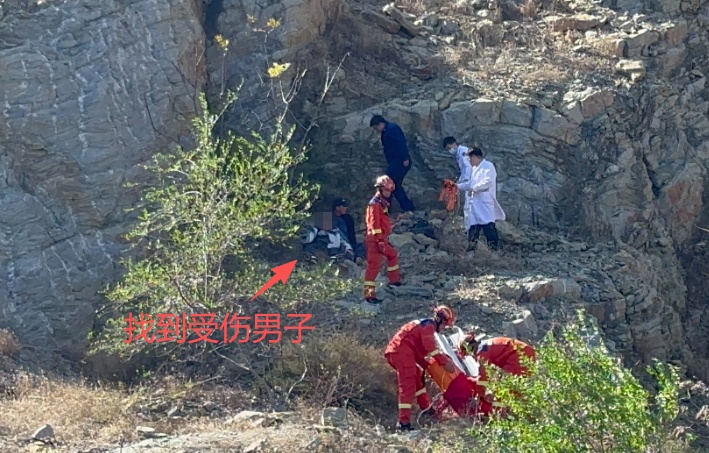 一家五口按AI推荐爬野山,不男子慎失足坠落受伤严重 一家五口按AI推荐爬野山,不男子慎失足坠落受伤严重