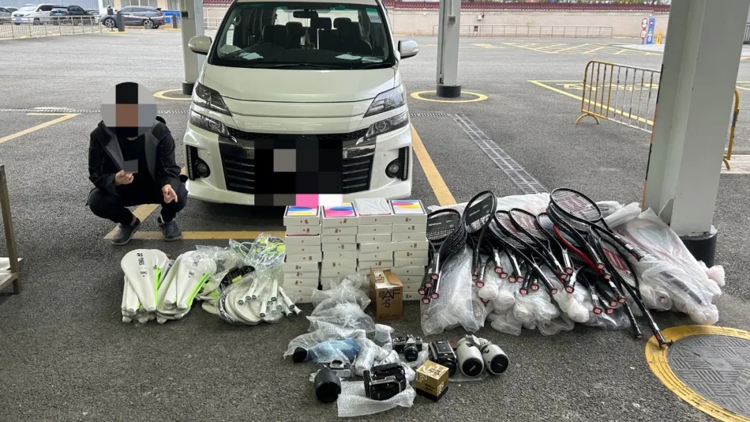 澳门司机利用跨境客车走私iPad40台、网球拍123个、相机11台、镜头7个等,被海关查获 澳门司机利用跨境客车走私iPad40台、网球拍123个、相机11台、镜头7个等,被海关查获