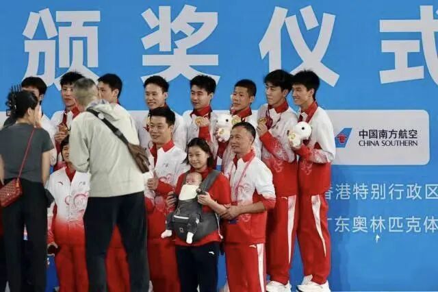 广东跳水男团夺金后，全红婵化身“带娃姐”
