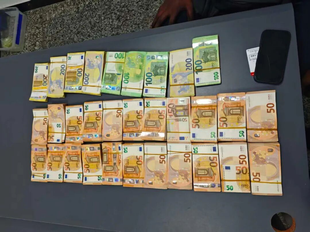 成捆的欧元现金就放在背包里装着，折合人民币超186万