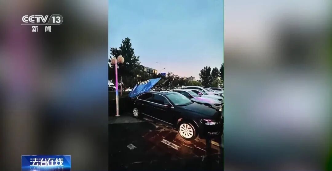 7级大风刮倒围挡砸坏车辆，责任谁来担？