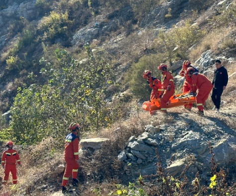 一家五口按AI推荐爬野山,不男子慎失足坠落受伤严重 一家五口按AI推荐爬野山,不男子慎失足坠落受伤严重