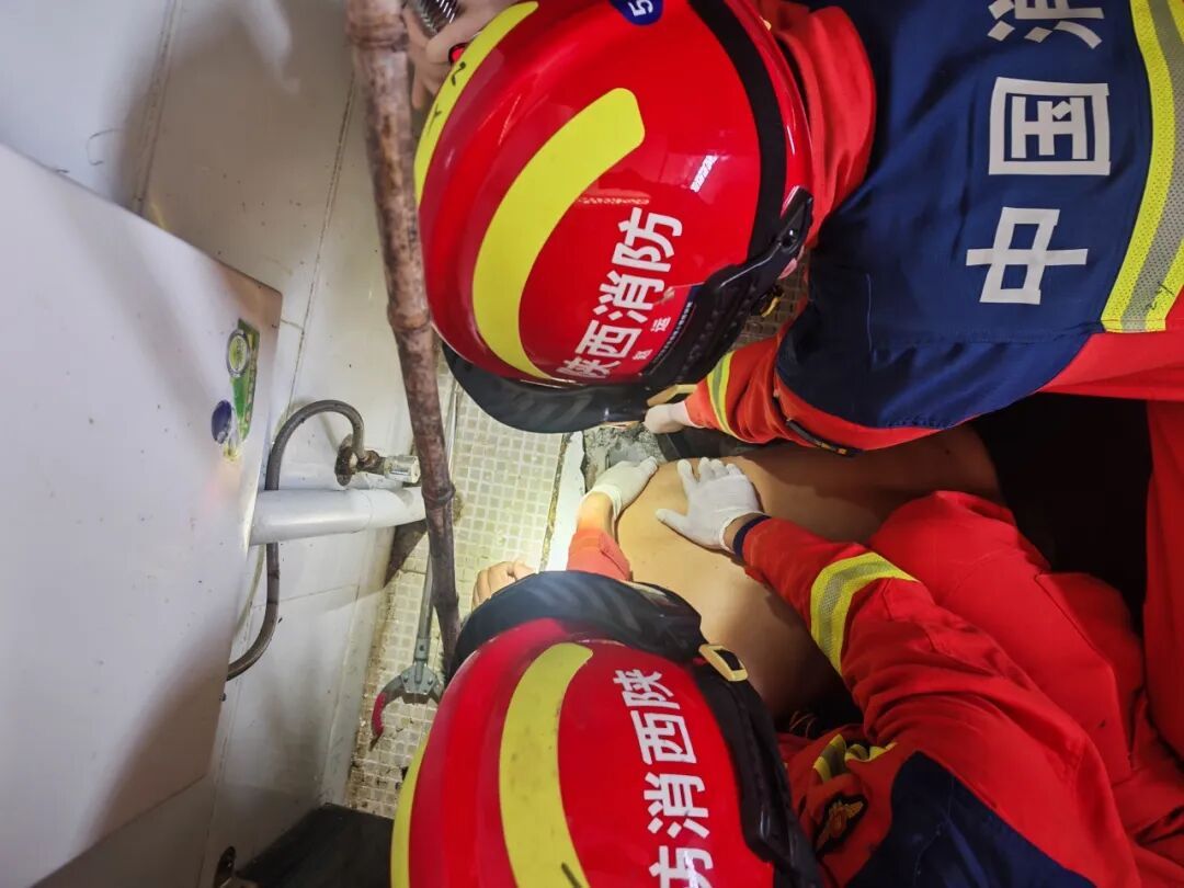 手机掉进厕所,男子伸手去捞,结果悲剧了 手机掉进厕所,男子伸手去捞,结果悲剧了