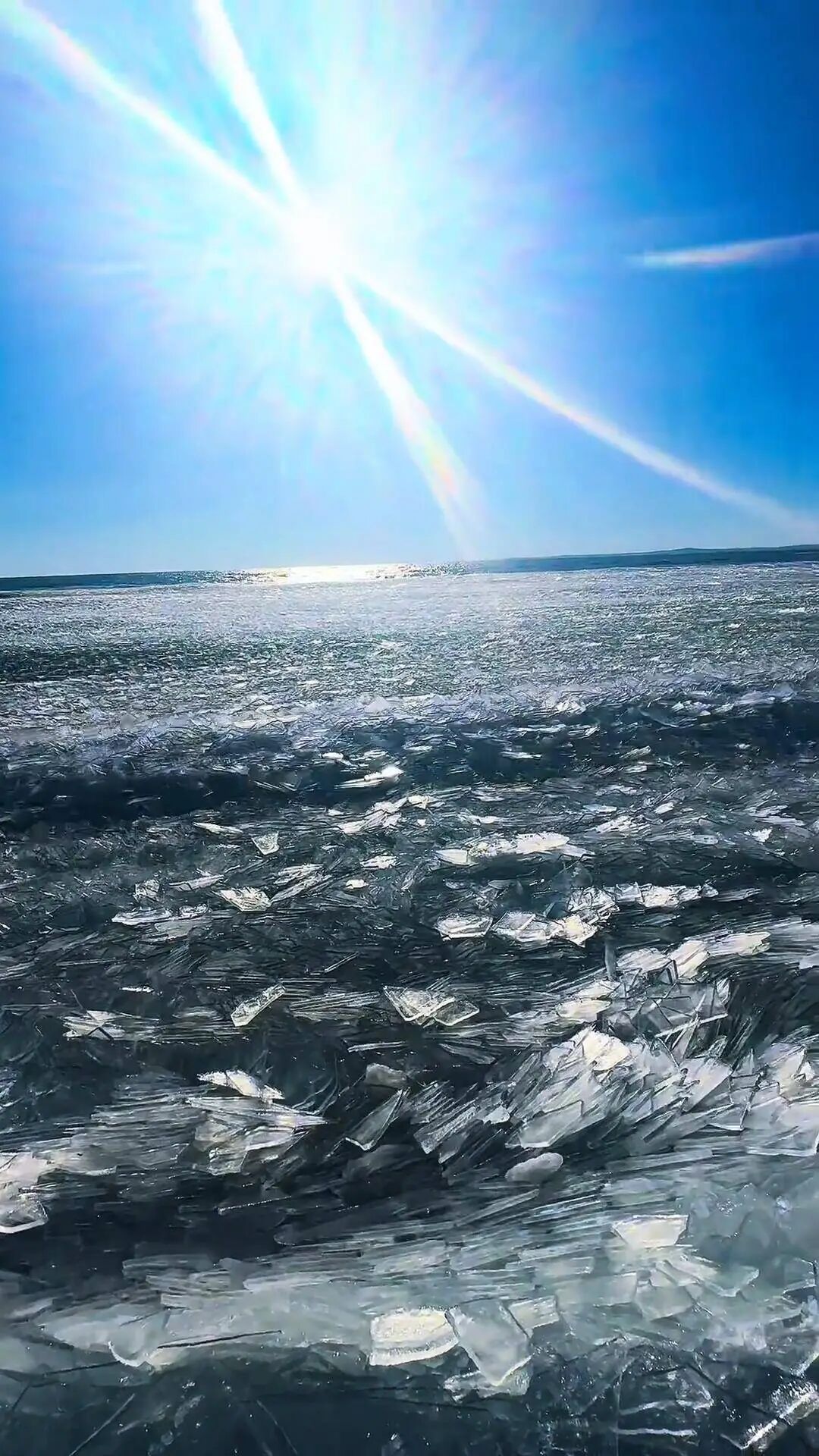 内蒙古第一大湖现“跑冰排”壮景：冰排相互簇拥如波涛般冲向岸边