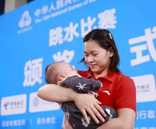 广东跳水男团夺金后，全红婵化身“带娃姐”